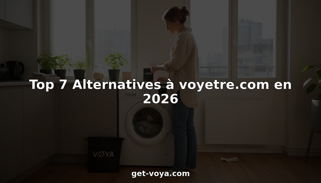 Une jeune femme glisse une feuille de lessive écologique dans sa machine à laver, chez elle, dans son appartement.