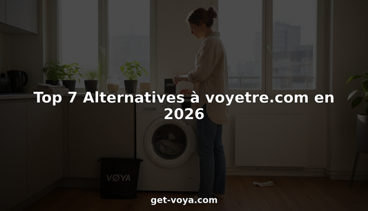 Une jeune femme glisse une feuille de lessive écologique dans sa machine à laver, chez elle, dans son appartement.