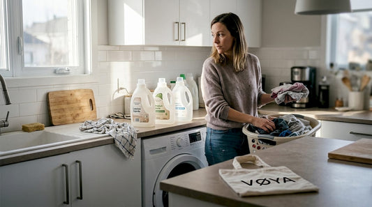 Une femme trie son linge tout en récupérant des bouteilles en plastique pour le recyclage.