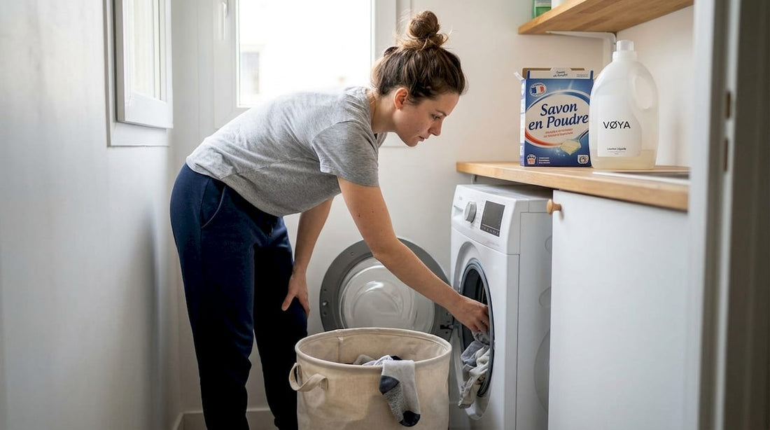Une femme dépose son linge dans un lave-linge compact, idéal pour les petits appartements en ville.