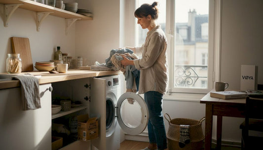 Petite séance de lessive dans un coin de l’appartement, typique de la vie en ville.