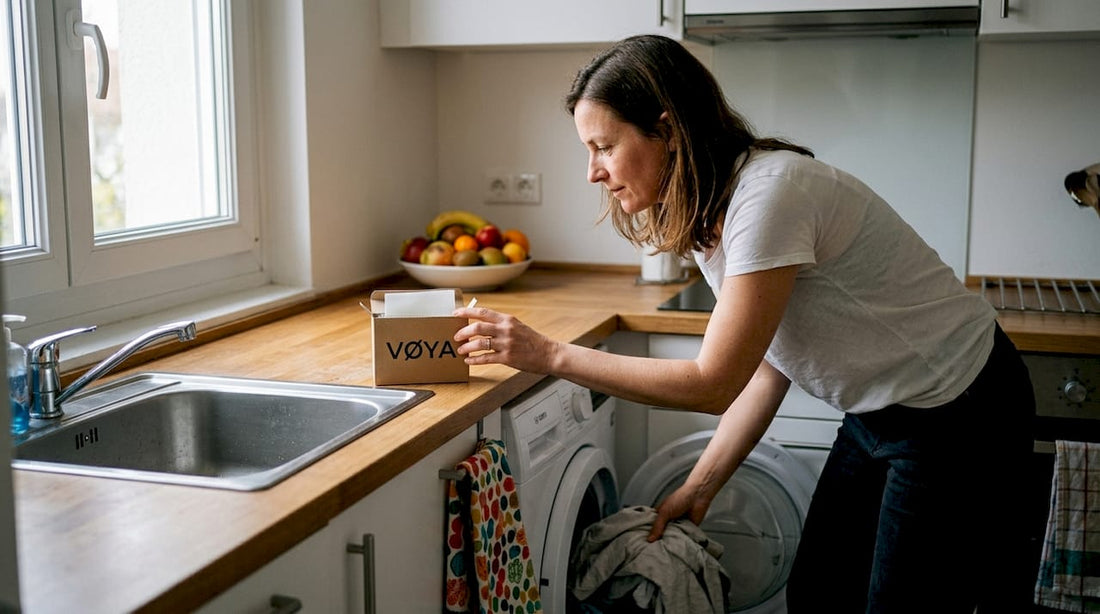 Une femme utilise de la lessive compacte dans sa cuisine.